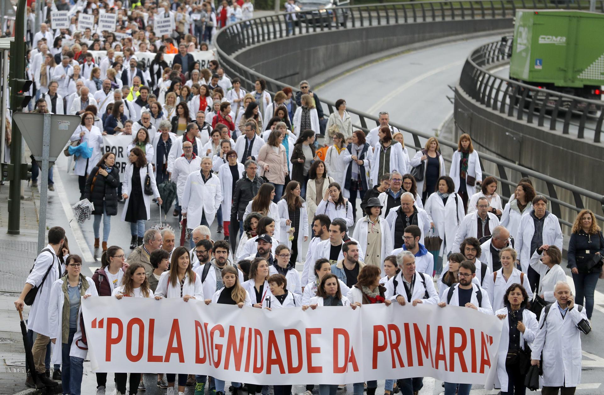 En la imagen de archivo, varios centenares de médicos en una protesta que terminó ante el Servicio Gallego de Salud, en Santiago. EFE/Lavandeira jr