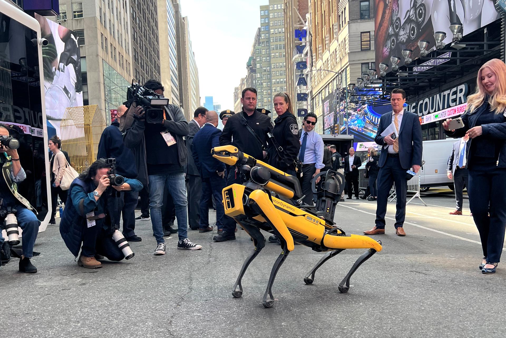 Un grupo de fotógrafos retratan al robot Digidog durante una conferencia de prensa para presentar nueva tecnología policial celebrada hoy en Times Square, Nueva York. EFE/Sarah Yáñez-Richards