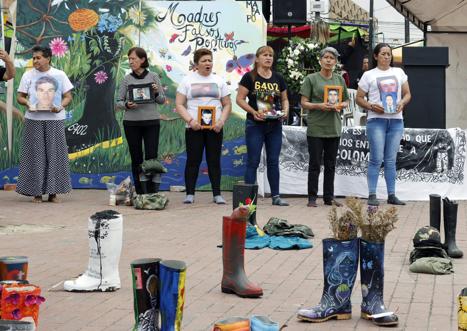 Mujeres participan en un acto conmemorativo hoy, en la plaza de Soacha (Colombia). EFE/Mauricio Dueñas Castañeda