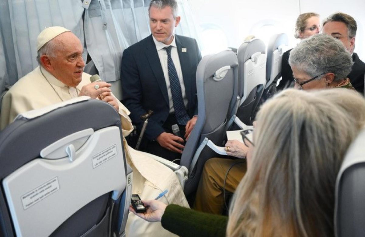 El Papa Francisco (i) responde a las preguntas de los periodistas a bordo del avión papal en su vuelo de regreso a Roma tras visitar Hungría