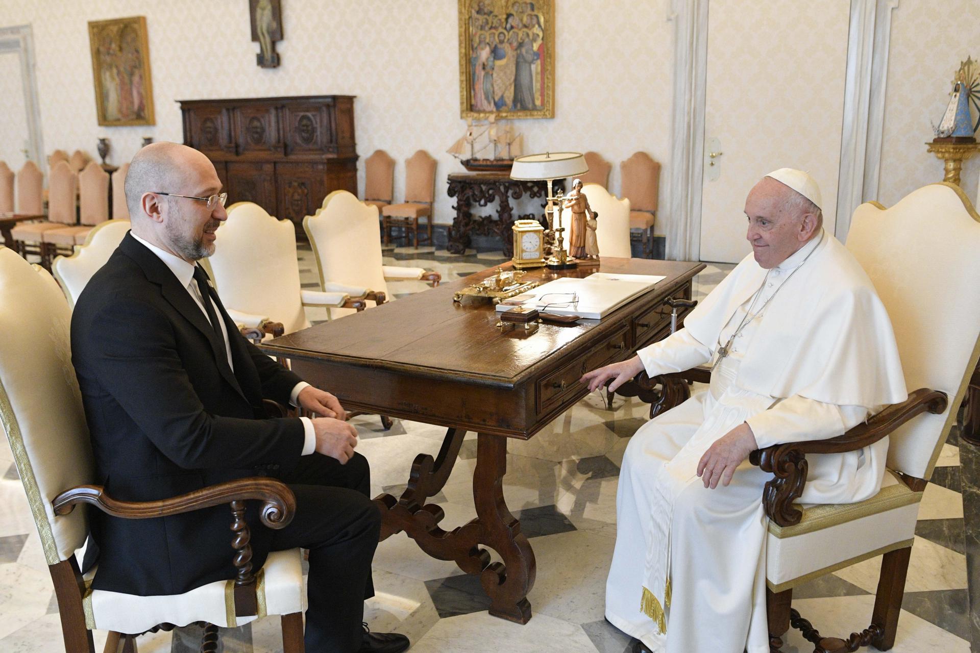 A handout picture provided by the Vatican Media shows Pope Francis (R) during a meeting with Ukraine's Prime Minister Denys Shmyhal, Vatican City, 27 April 2023. EFE-EPA/VATICAN MEDIA HANDOUT HANDOUT EDITORIAL USE ONLY/NO SALES
