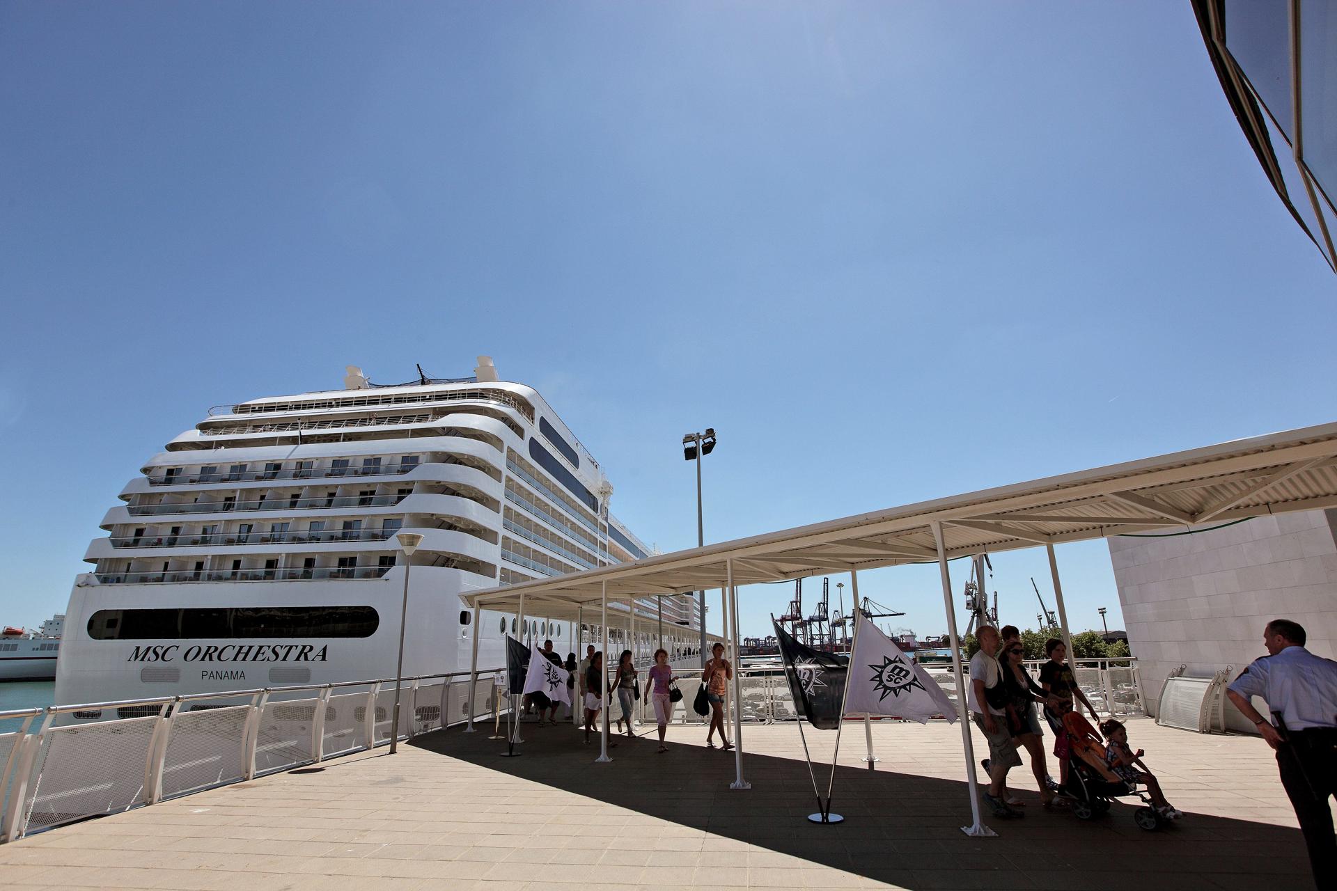 Turistas de un crucero a su llegada al puerto de València. EFE/Manuel Bruque/Archivo