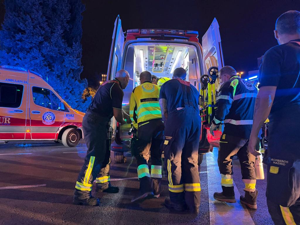 Miembros del cuerpo de Bomberos, del Samur y de la Policía Nacional se han personado en la Plaza Manuel Becerra de Madrid donde dos personas han muerto en un incendio ocurrido hoy viernes en un restaurante situado en la centrica plaza madrileña. EFE/ Emergencias Madrid. ***SOLO USO EDITORIAL / SOLO USO DISPONIBLE PARA ILUSTRAR LA NOTICIA QUE ACOMPAÑA/ (CRÉDITO OBLIGATORIO)***