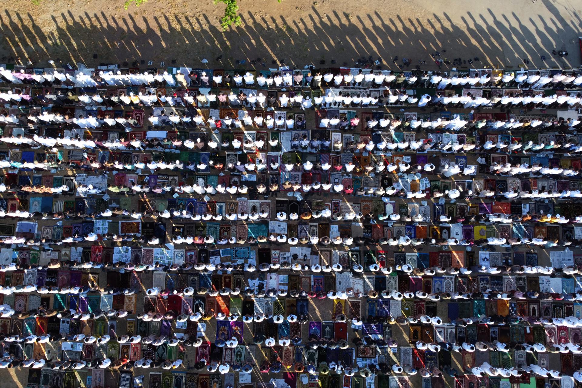 Muslims in Aceh gather for Eid al-Fitr praying, marking the end of the holy month of Ramadan in Banda Aceh, Indonesia, 22 April 2023. EFE-EPA/HOTLI SIMANJUNTAK