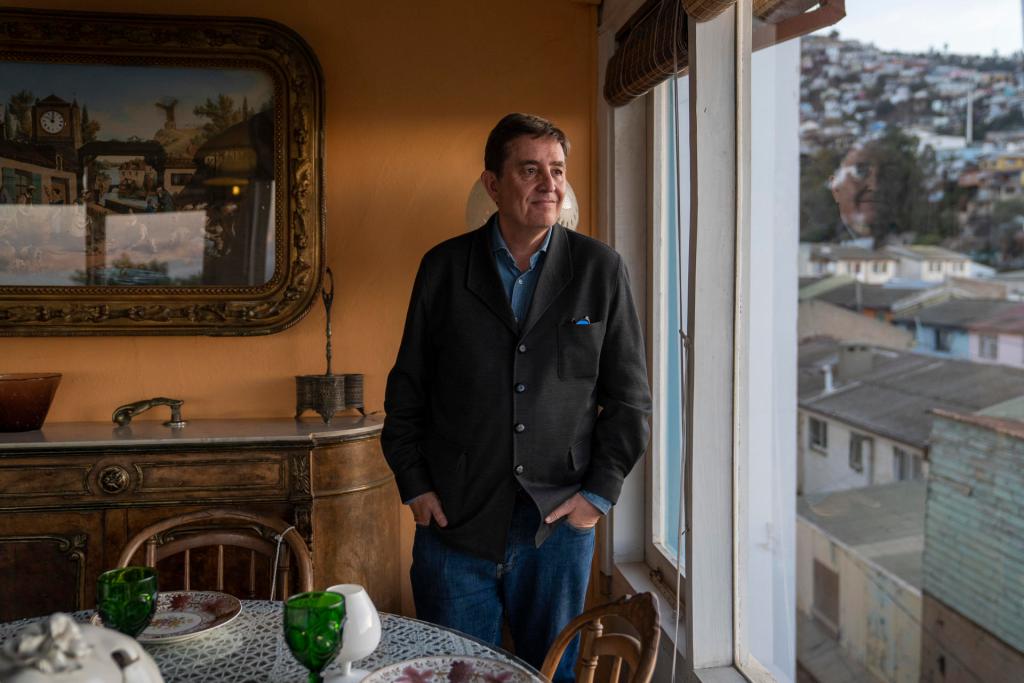 El poeta español Luis García Montero posa durante una entrevista con EFE el martes 18 de abril de 2023, en La Sebastiana, una de las casa-museos que pertenecieron a Pablo Neruda, en Valparaíso (Chile). EFE/ Adriana Thomasa
