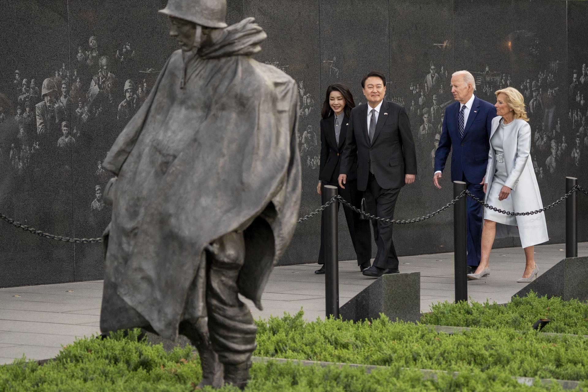 US President Joe Biden (2-R) and First Lady Jill Biden (R) visit the Korean War Veterans Memorial with South Korea President Yoon Suk Yeol (2-L) and First Lady Kim Keon Hee (L), in Washington, DC, USA, 25 April 2023. EFE/EPA/SHAWN THEW