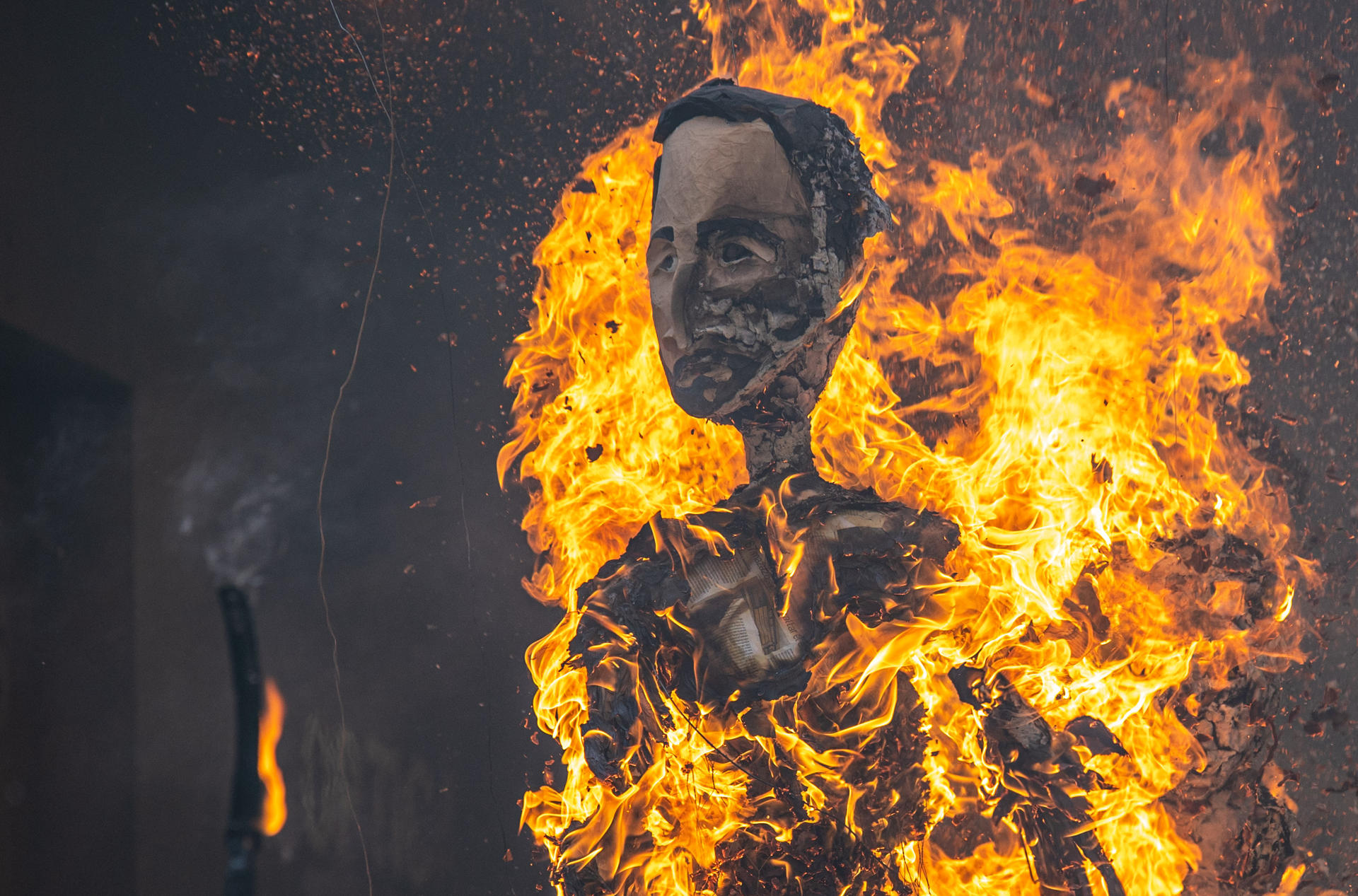 The burning of Judas and other characters to mark Easter Sunday in Alfaro, Spain.EFE/ Raquel Manzanares
