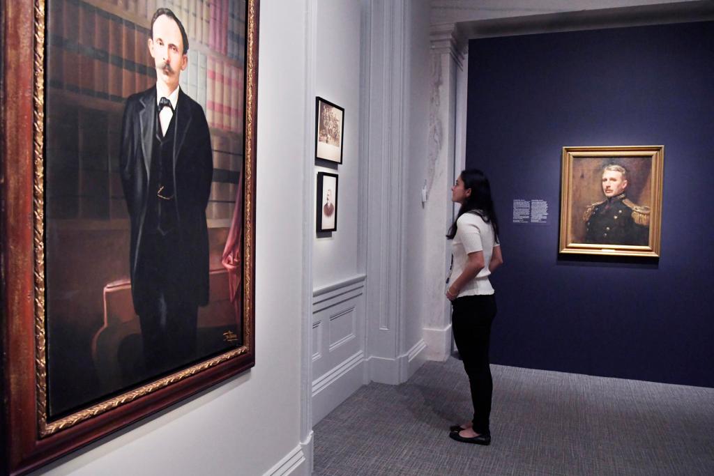 Personas visitan hoy la exposición "1898: Visiones y revisiones imperiales de Estados Unidos", en la National Portrait Gallery, en Washington (EE.UU.). EFE/Lenin Nolly
