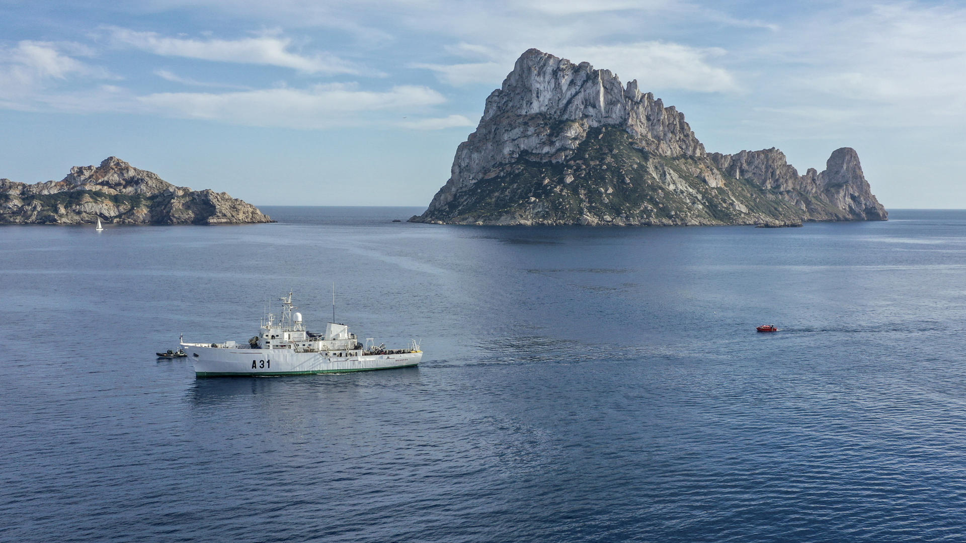 El buque hidrográfico Malaspina ha encallado este jueves en un bajo cerca de la isla de Es Vedrà, al sureste de Ibiza, cuando desarrollaba su misión de exploración. EFE/Sergio G. Cañizares