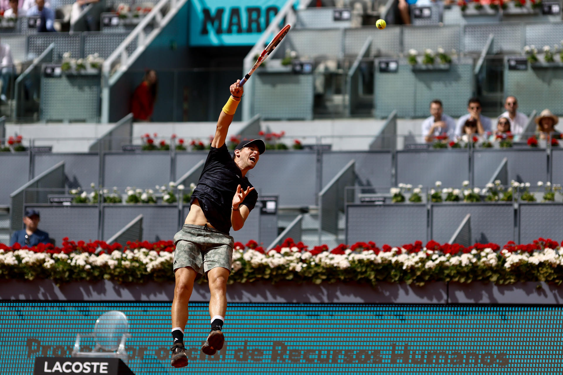 El tenista austriaco Dominic Thiem realiza un saque ante el británico Kyle Edmund durante el partido que enfrentó a ambos en las primeras rondas del Mutua Madrid Open que se celebra en la Caja Mágica en Madrid. EFE/ Rodrigo Jiménez
