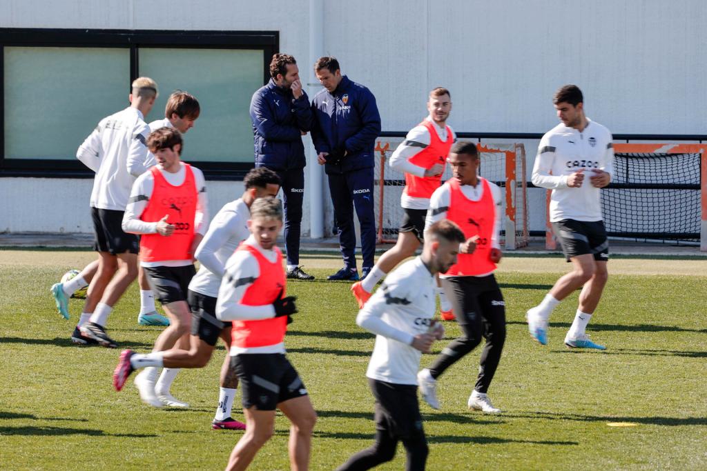 The Valencia CF coach, Rubén Baraja (i), together with his assistant, Carlos Marchena, lead a team session.  EFE/ Manuel Bruque/File