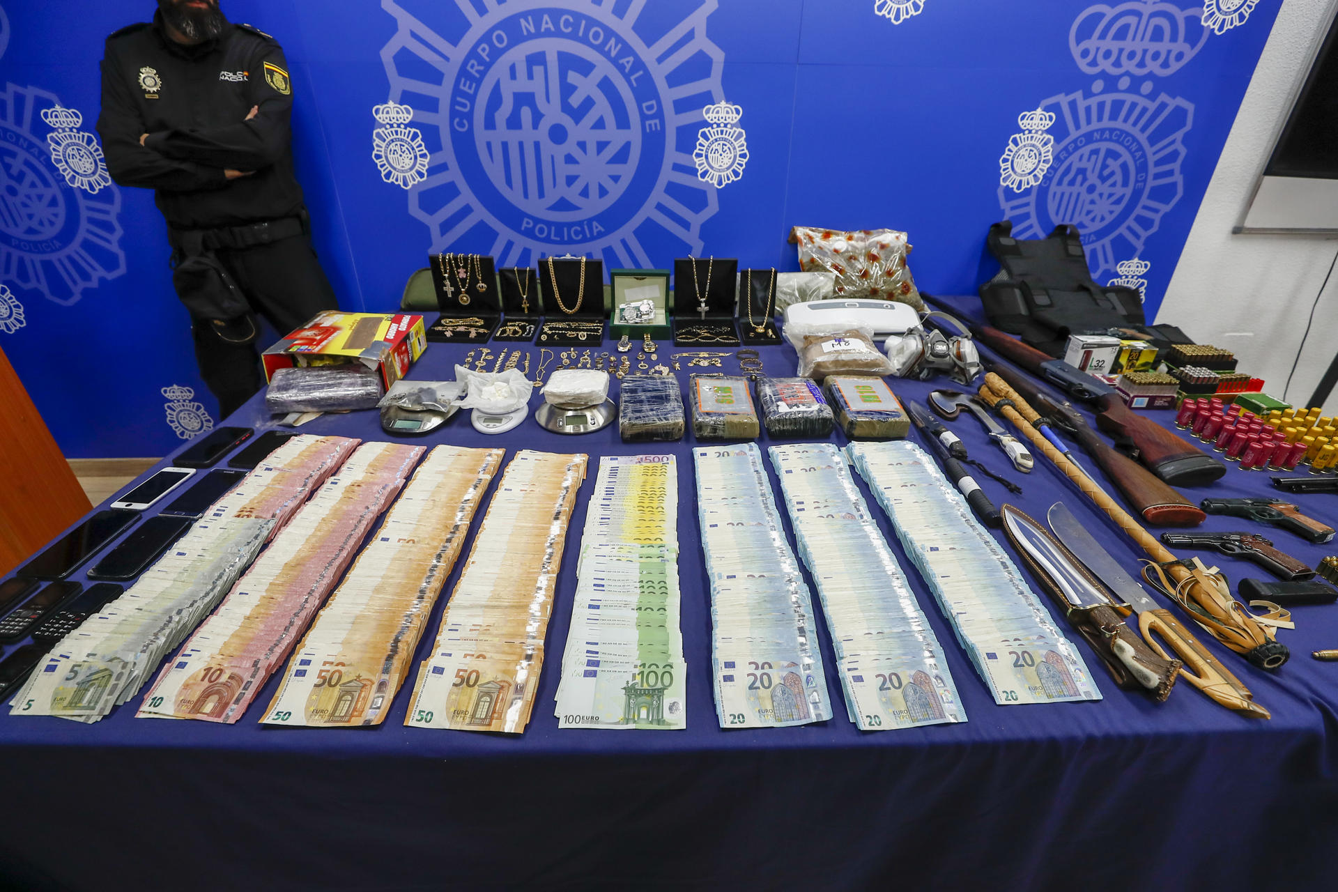 Foto de archivo (12/04/2023).- Dinero de venta de droga incautado en una reciente operación policial en la Cañada Real de Madrid. EFE/ Javier Lizón
