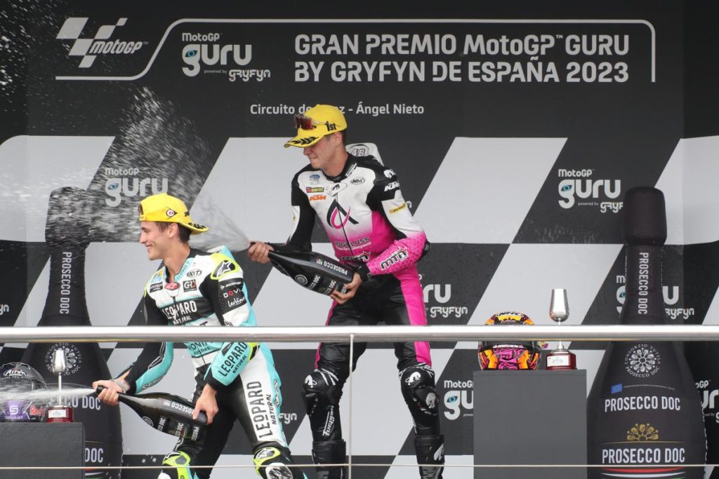 Iván Ortolá (Angeluss MTA Team) celebra su victoria junto a Jaume Masià, tercero, tras el Gran Premio de España de Moto3 en el circuito "Ángel Nieto" de Jerez de la Frontera (Cádiz)