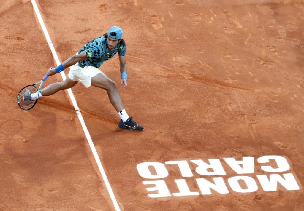 Lorenzo Musetti en acción contra Novak Djokovic en tercera ronda en el torneo Montecarlo