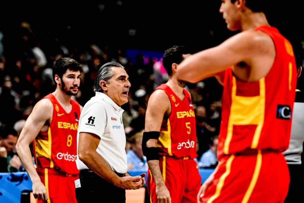 El seleccionador español Sergio Scariolo da instrucciones a sus jugadores durante un partido. La selección española jugará en el grupo G del Mundial 2023 de baloncesto