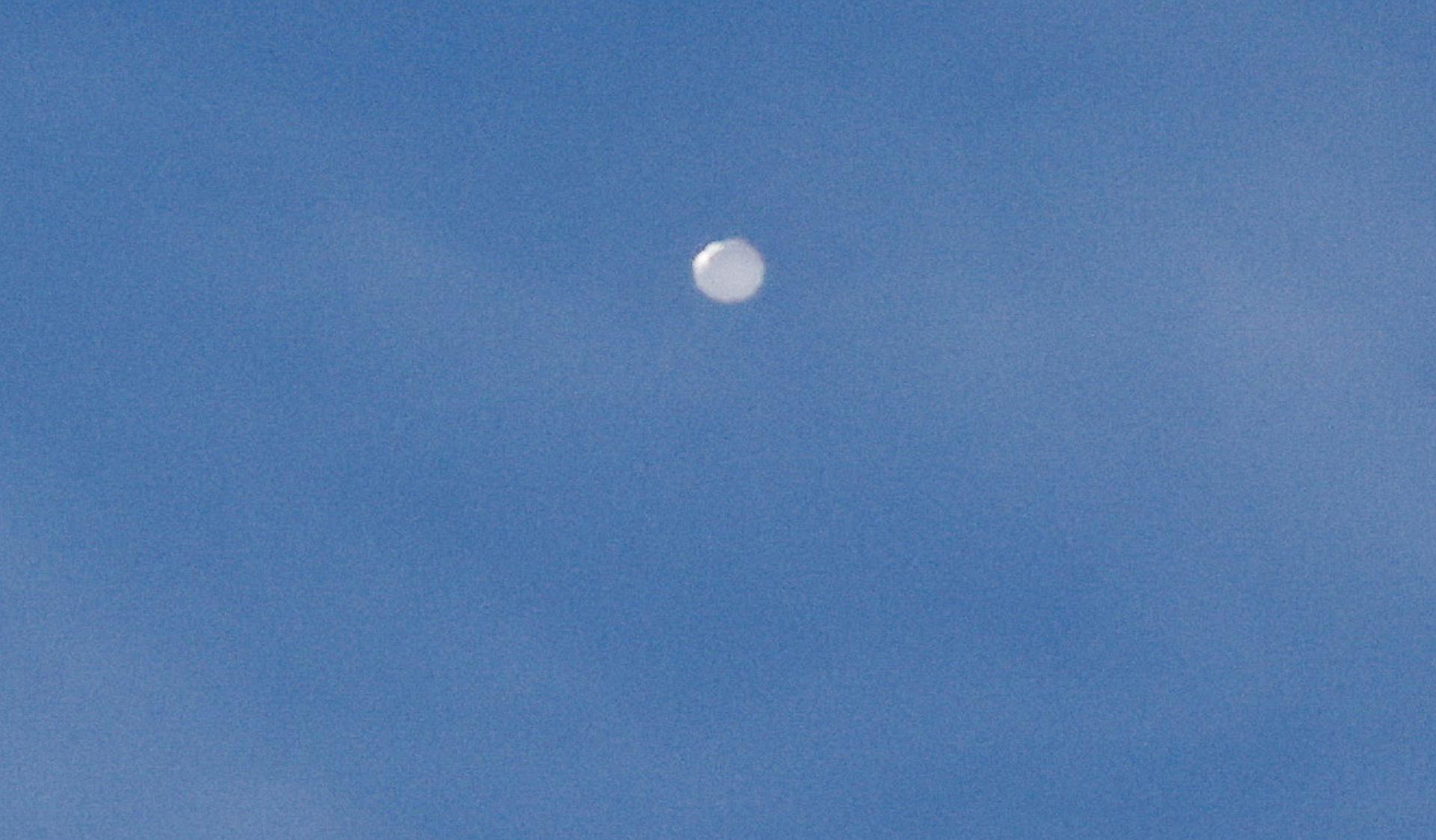 Vista del "globo espía" chino (c) detectado en el espacio aéreo estadounidense en Charlotte (Estados Unidos), en una fotografía de archivo. EFE/ Nell Redmond