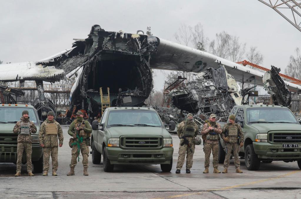 Militares ucranianos asisten a la entrega de diez camionetas pick-up con unidades móviles antidrones cerca de Kiev, Ucrania.