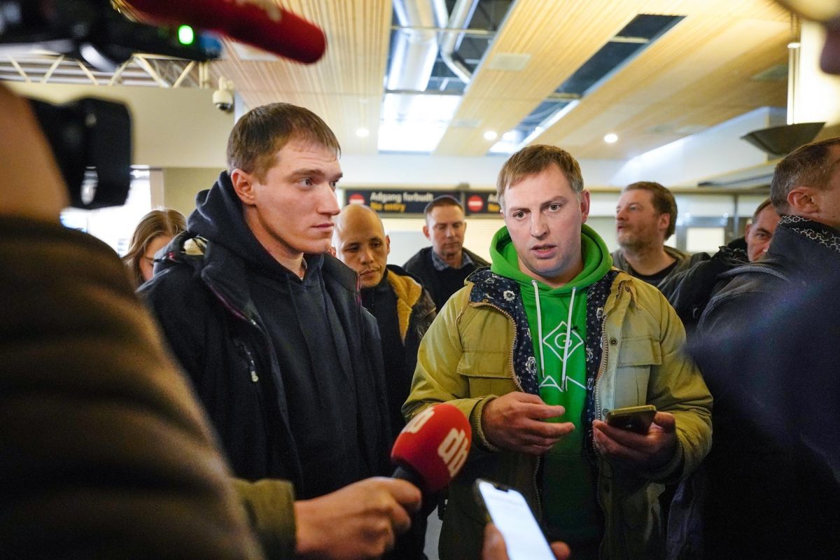 El exmercenario del grupo Wagner Andrey Medvedev (i) junto al activista ruso de derechos humanos y fundador de la organización Gulagu.net, Vladímir Osechkin (d) en Gardermoen, Noruega, el pasado 3 de febrero.