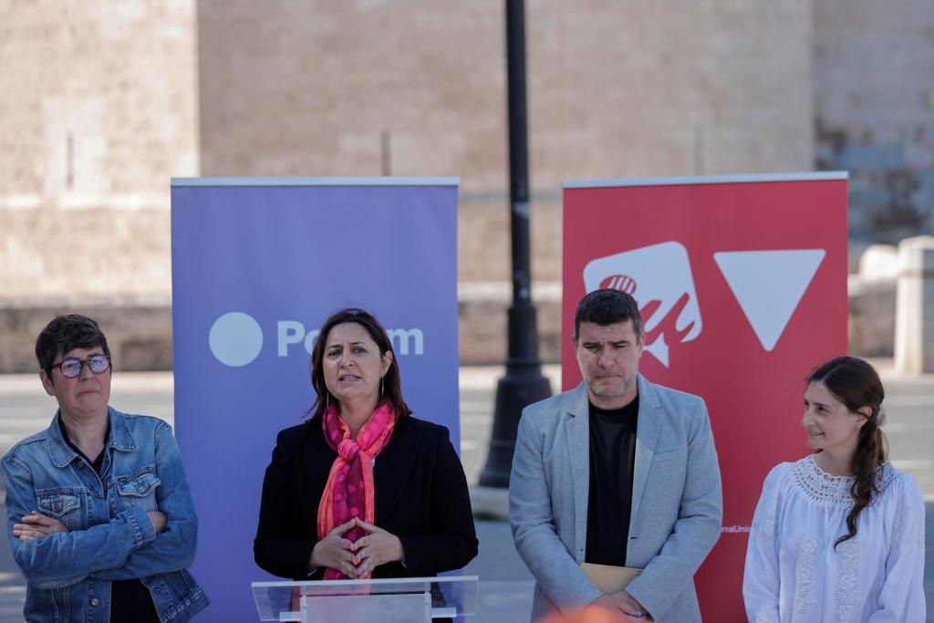 El secretario de Organización y Finanzas Autonómico de Podemos, Carles Fons, la candidata para la alcaldía de Podemos, Pilar Lima (i), la número dos en lista por Esquerra Unida, Lara Manyes (d) y la coordinadora de Esquerra Unida, Rosa Pérez Garrijo, durante la rueda de prensa ofrecida este miércoles sobre las negociaciones para la candidatura en las elecciones municipales del 28 de mayo de Podem y Esquerra Unida València. EFE/Manuel Bruque
