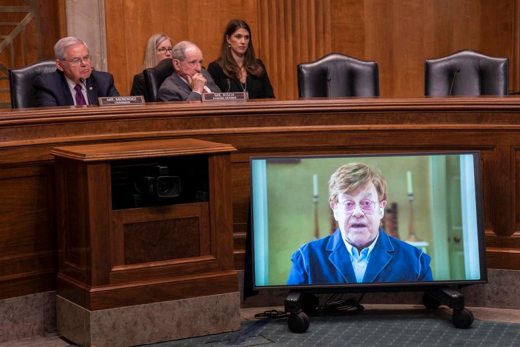 Los senadores Bob Menéndez (i) y James Risch escuchan al cantante británico, Sir Elton John, en una intervención telemática ante el Comité de Exteriores del Senado estadounidense, en Washington (EE.UU.). EFE/EPA/WILL OLIVER
