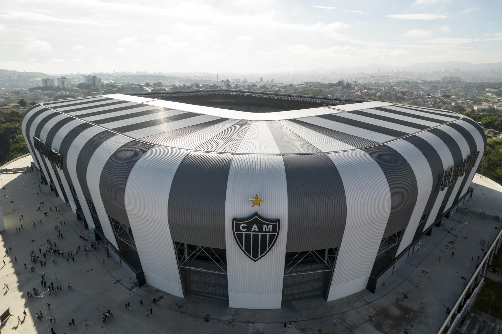 El Atlético Mineiro inaugura su nuevo estadio ante miles de aficionados