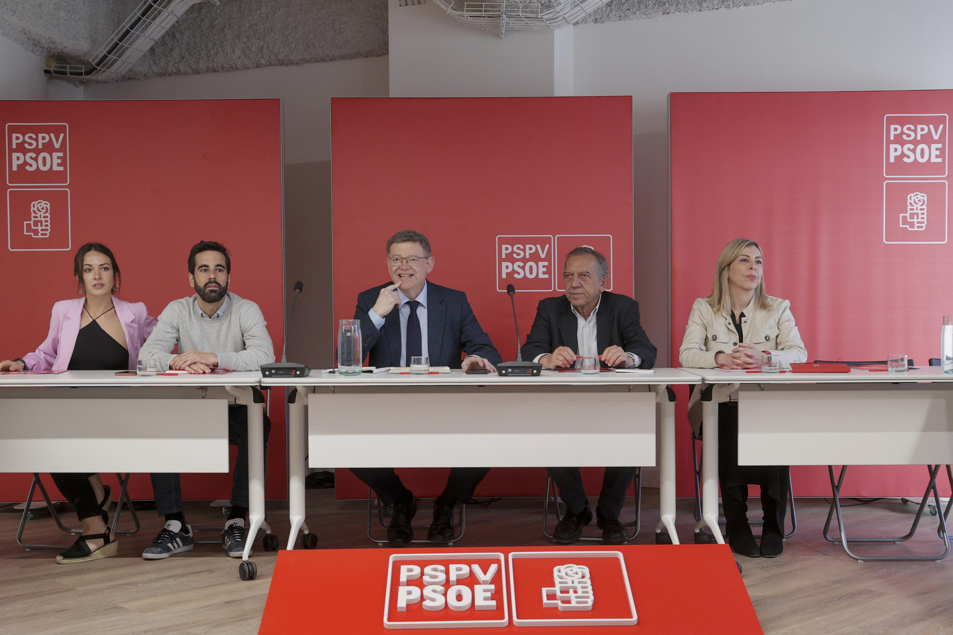 El president de la Generalitat y secretario general del PSPV-PSOE, Ximo Puig (c), preside la reunión del Comité Estratégico de los socialistas valencianos. EFE/Manuel Bruque