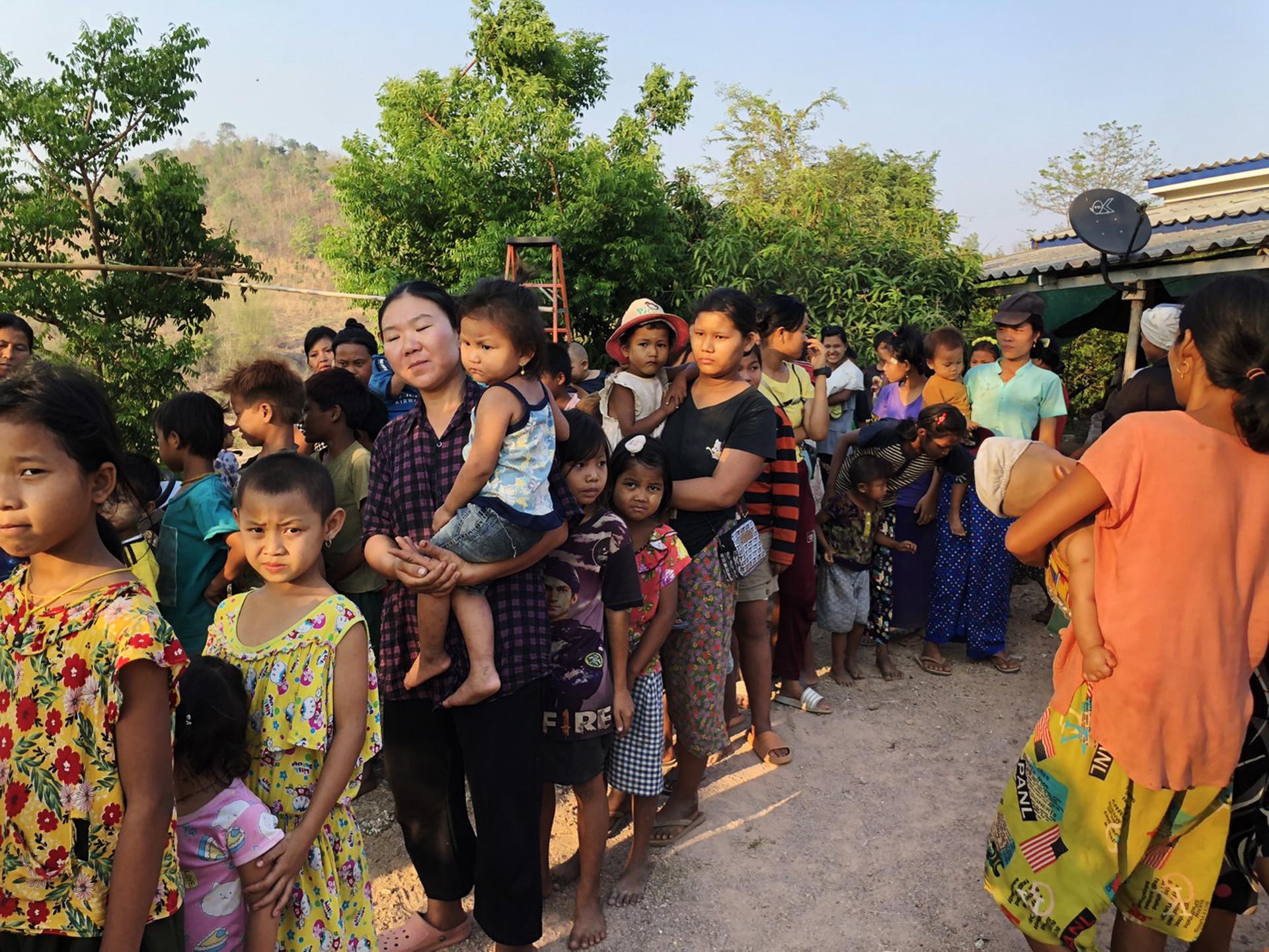 Myanmar refugees line up in a temporary shelter in Mae Sot border town, Tak province, Thailand, 05 April 2023 (issued 07 April 2023). EFE/EPA/SOMRERK KOSOLWITTHAYANANT