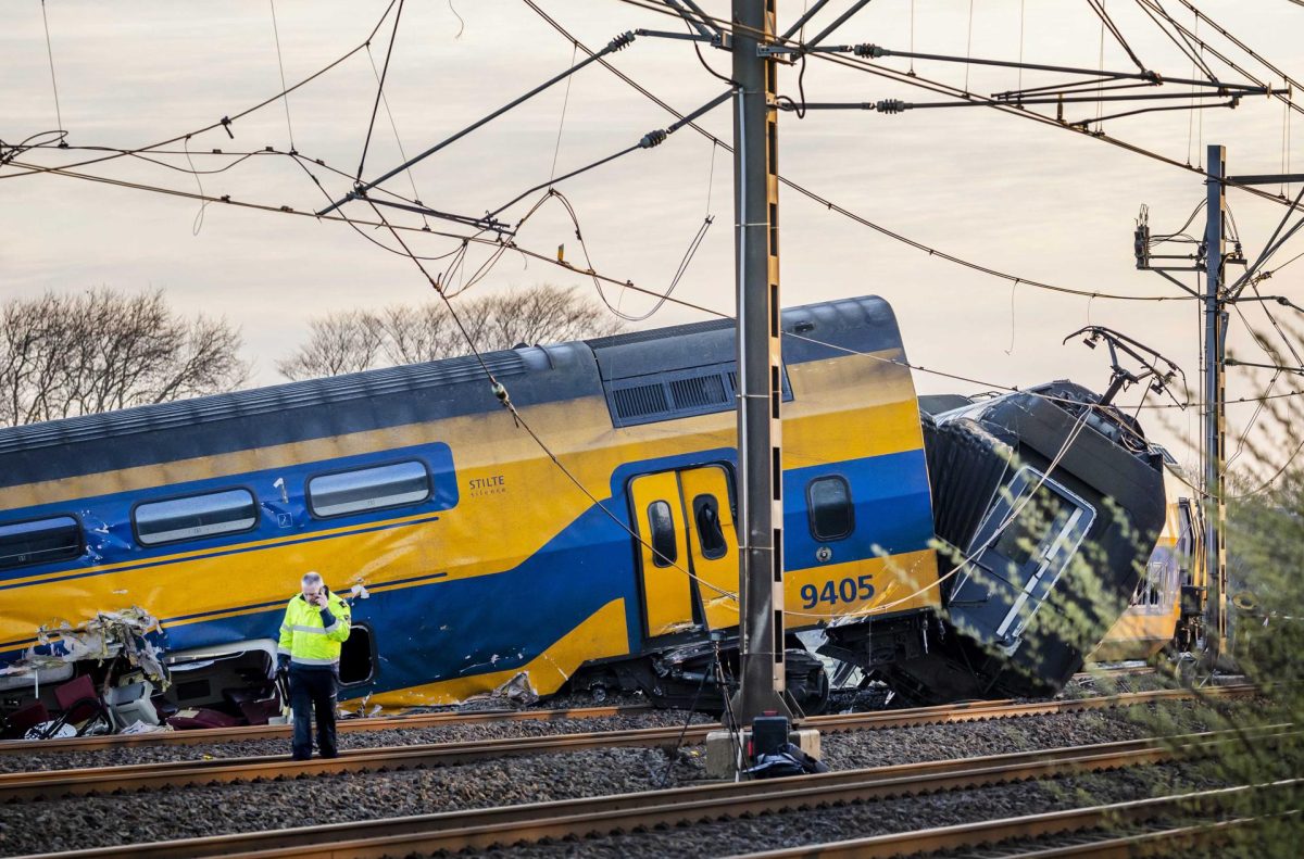 Imagen del tren descarrilado en Voorschoten, Paises Bajos, en el que murió al menos una persona.