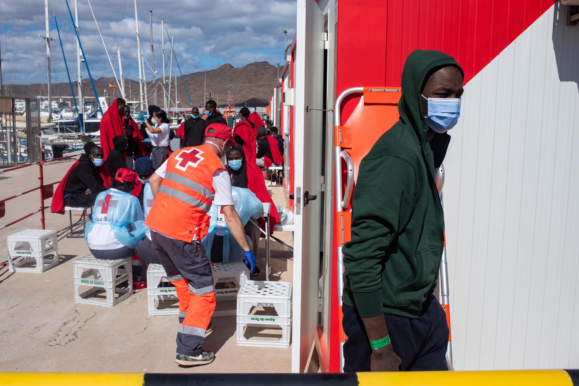 Salvamento Marítimo ha localizado este viernes a 39 hombres de origen subsahariano en una neumática al sur de Fuerteventura, en el duodécimo rescate que realiza en lo que va de semana en Canarias, con un total de 621 personas puestas a salvo. EFE/Carlos de Saá