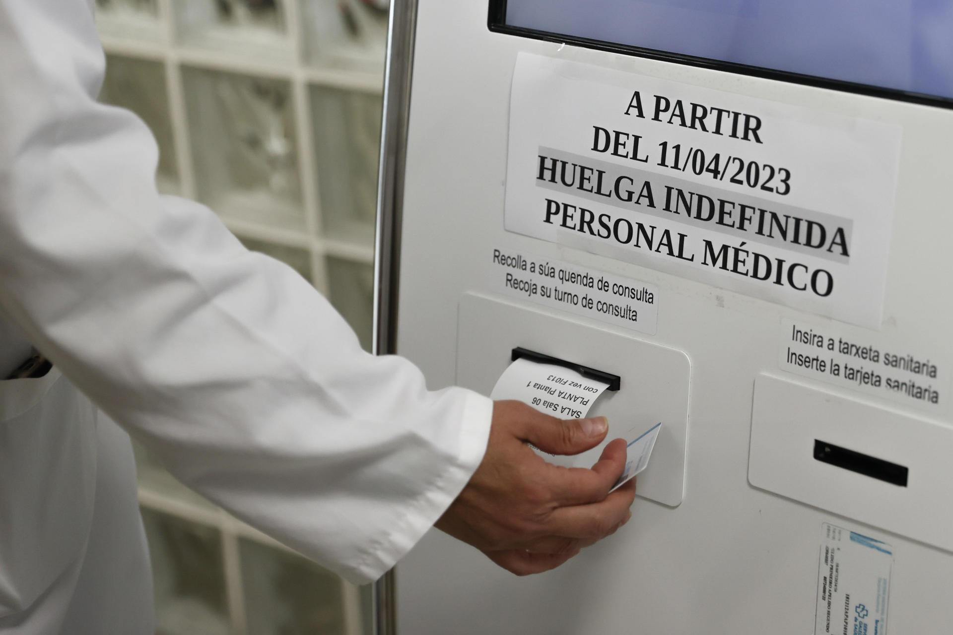 Imagen de la semana pasada de una máquina para conseguir cita en un centro de salud en Santiago de Compostela. EFE/ Lavandeira Jr