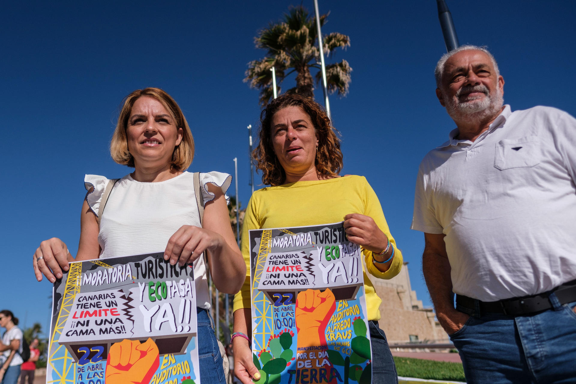 La candidata a presidenta de Canarias por Unidas Sí Podemos, Noemí Santana (i), expuso este sábado su propuesta sobre la necesidad de implantar una ecotasa y decretar una moratoria turística en las islas, durante un acto convacado conjuntamente con la federación Ben Magec-Ecologistas en Acción. EFE/Ángel Medina G.