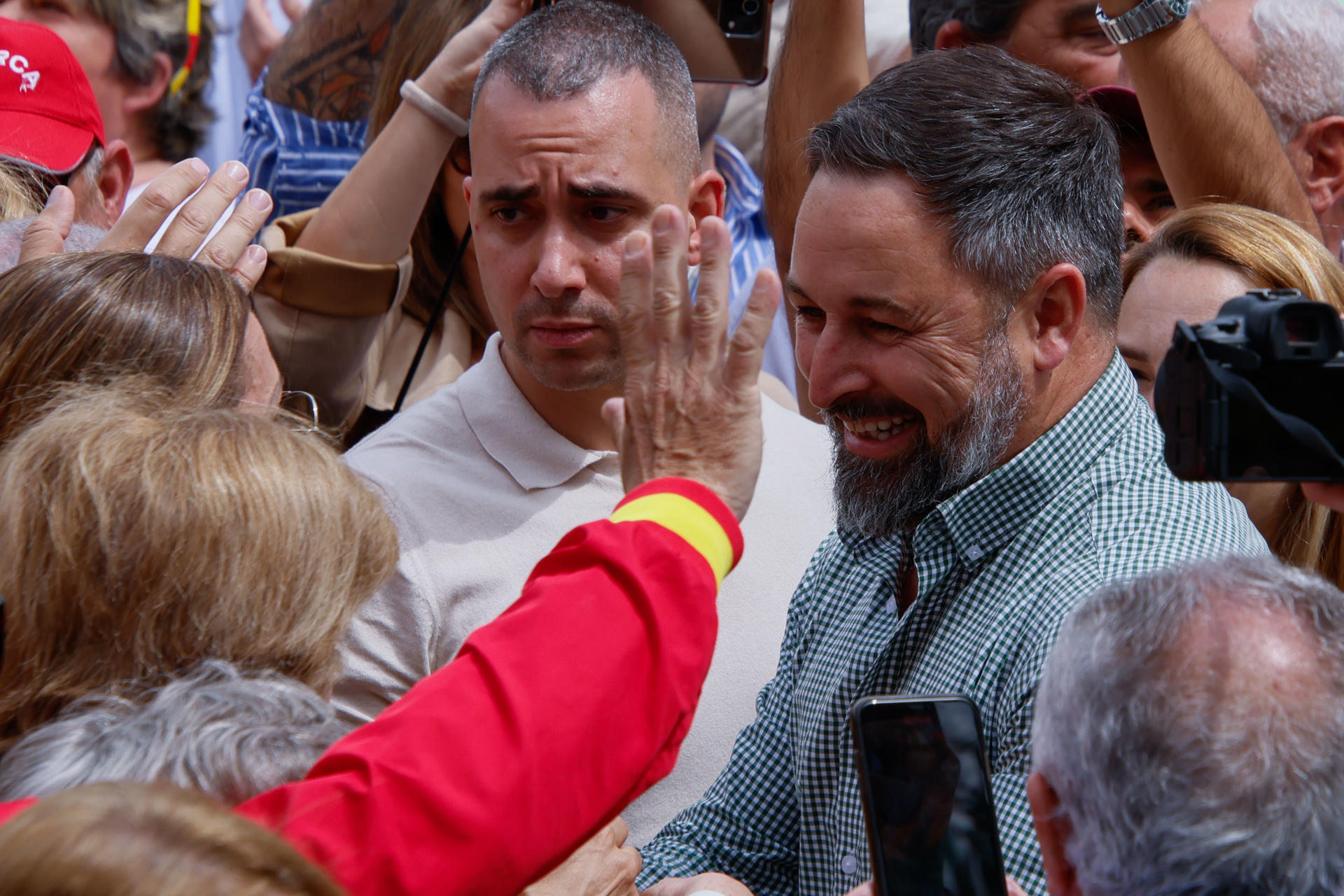 Vox celebra un mitin electoral con la presencia de su líder, Santiago Abascal (d), este sábado en Palma de Mallorca. EFE/ Cati Cladera