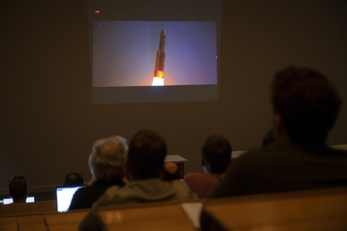 Berna (Suiza Schweiz Suisse), 14/04/2023.- Los visitantes asisten a la retransmisión del segundo intento de lanzamiento del cohete Ariane 5 de la Agencia Espacial Europea (ESA) que transporta al Jupiter Icy Moons Explorer (JUICE), desde el puerto espacial europeo en Kourou en la Guayana Francesa, en la Universidad de Berna, Suiza, el 14 de abril de 2023. El despegue de la misión se retrasó el 13 de abril debido a las condiciones climáticas en el puerto espacial europeo en la Guayana Francesa. El lanzamiento se reprogramó para el 14 de abril a las 14:14 CEST. Después del lanzamiento, Juice se embarcó en un viaje de ocho años a Júpiter, que se espera que llegue en julio de 2031. La misión realizará observaciones detalladas del gigante gaseoso y sus tres lunas (Ganímedes, Calisto y Europa), explorará el entorno de Júpiter y estudiará su sistema más amplio como arquetipo de los gigantes gaseosos de todo el Universo. El vuelo VA 260 será el último vuelo de Ariane 5 para llevar una misión de la ESA al espacio. (Guayana Francesa, Suiza) EFE/EPA/ANTHONY ANEXO