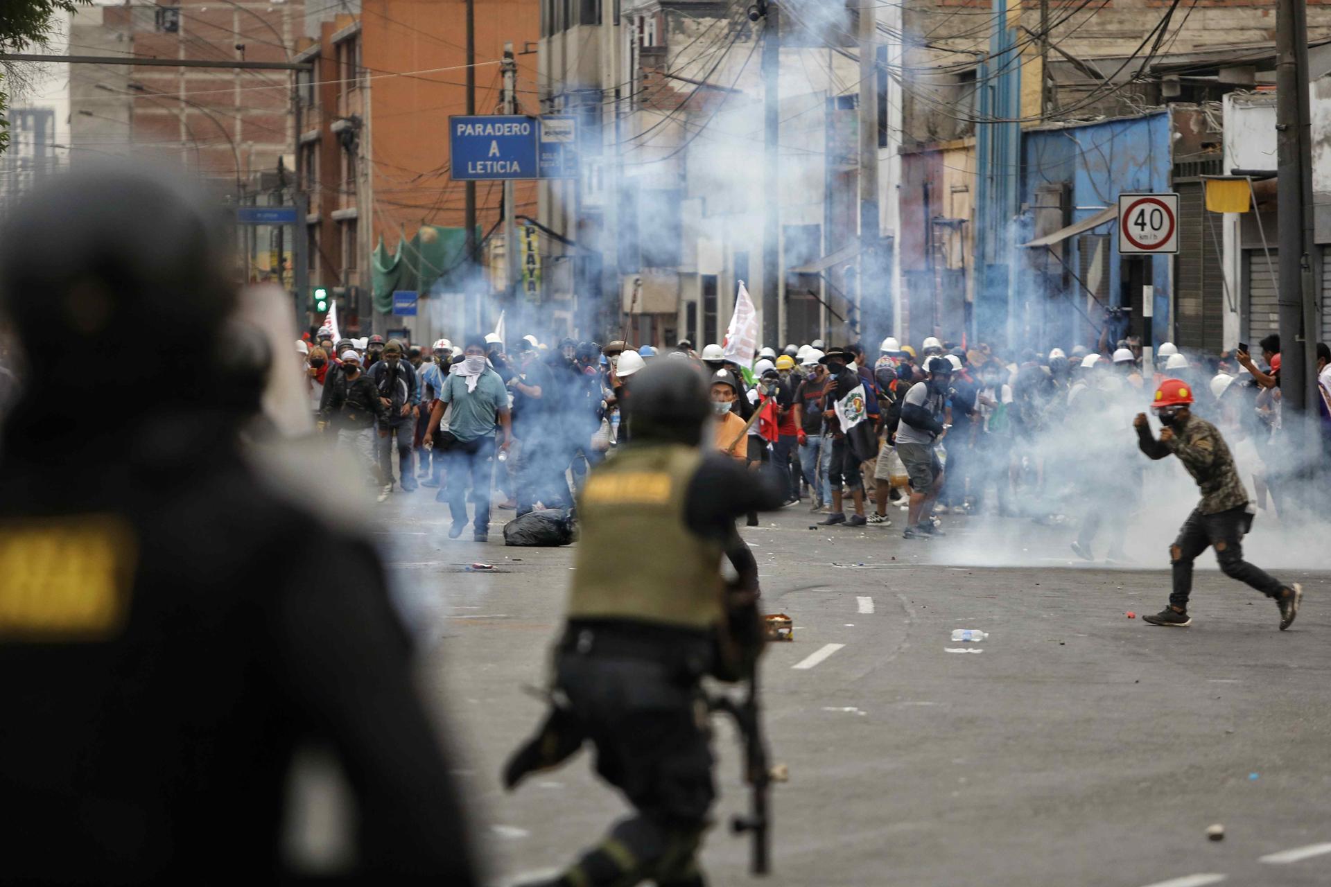 Fotografía de archivo de miembros de la Policía enfrentan a manifestantes durante una jornada de protestas antigubernamentales que exigen la renuncia de la presidenta Dina Boluarte, entre otras demandas, en Lima (Perú). EFE/Antonio Melgarejo