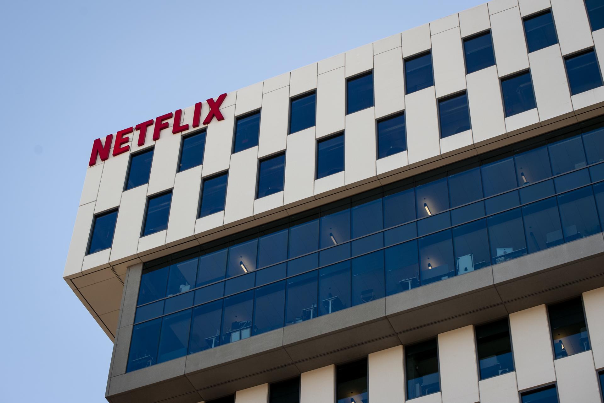 Fotografía de archivo del logo de Netflix, en su sede en Los Ángeles, California (EE.UU.). EFE/Christian Monterrosa
