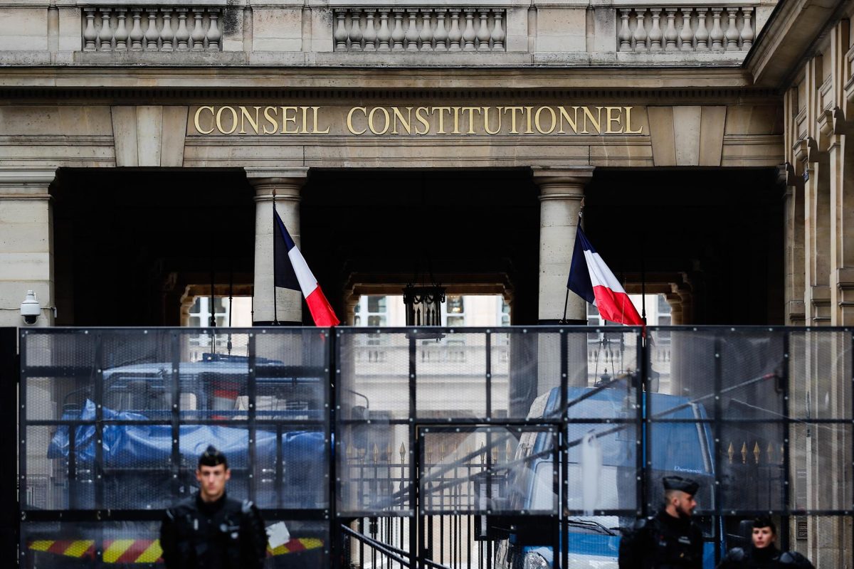 Agentes de la gendarmería con equipo antidisturbios aseguran el acceso al Consejo Constitucional francés en París, que decide sobre la edad de jubilación en Francia.
