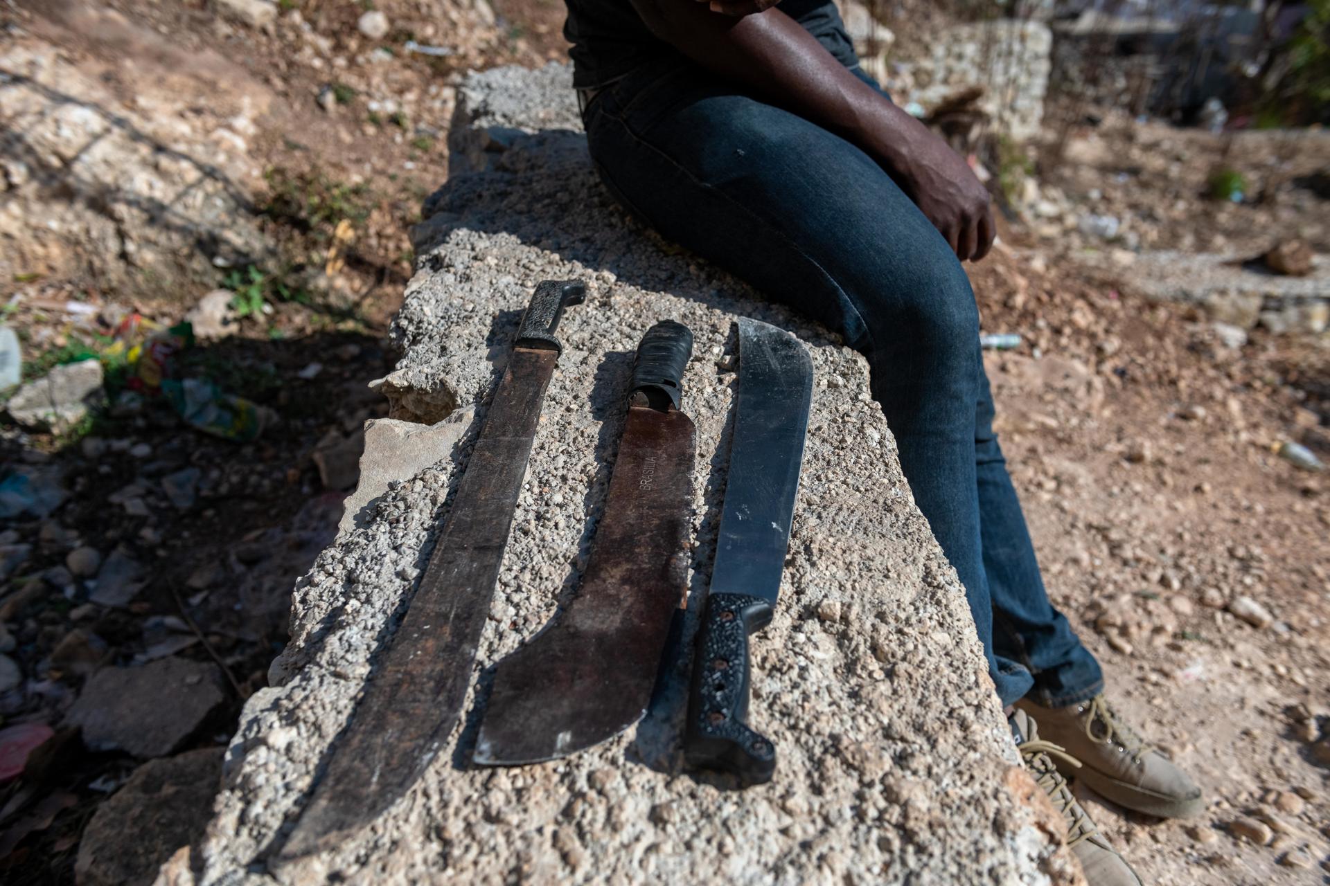 A member of a self-defense group with machetes in Puerto Prince, Haiti on March 31, 2023. EFE/Johnson Sabin