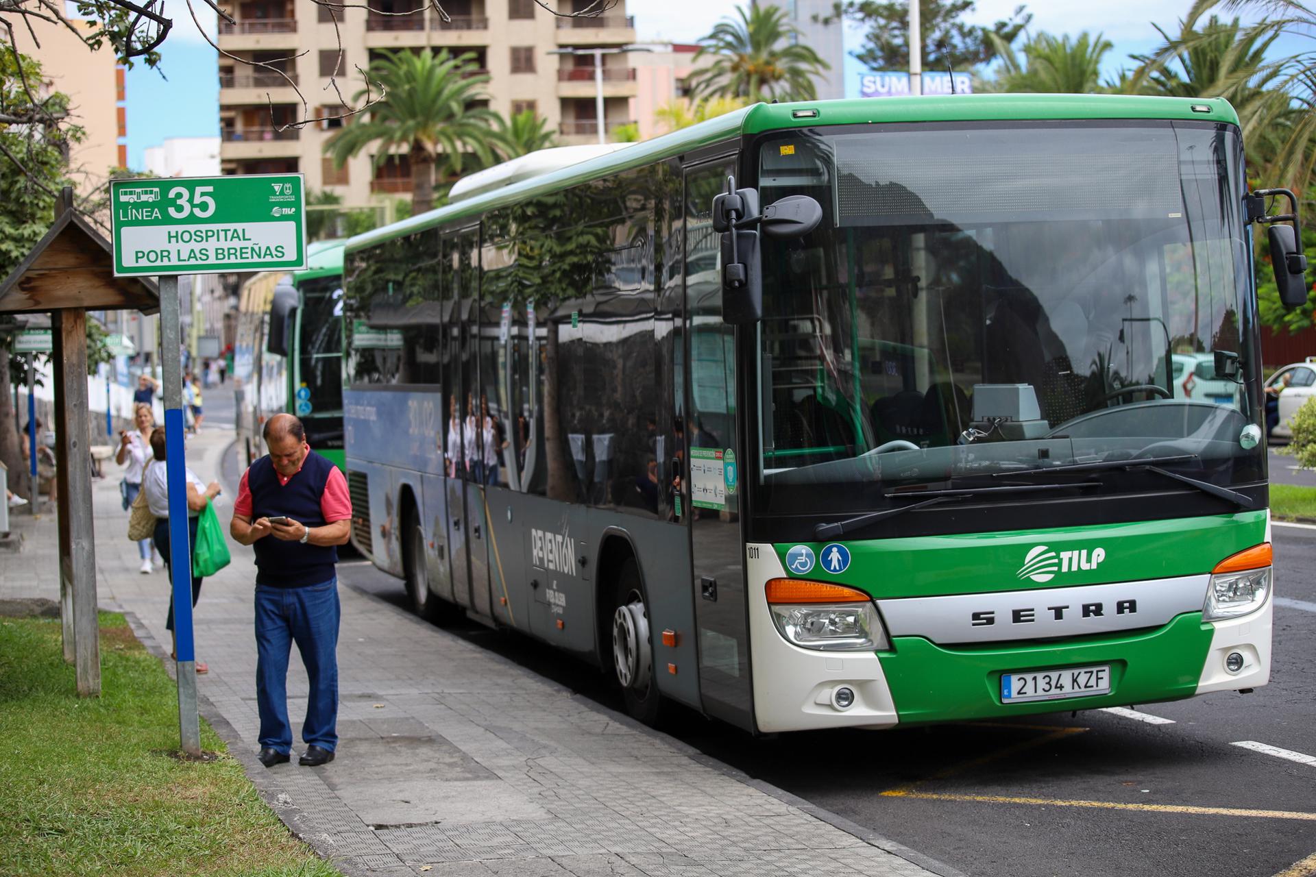 Foto de archivo de una guagua de transporte público en Santa Cruz de La Palma. EFE/ Luis G Morera