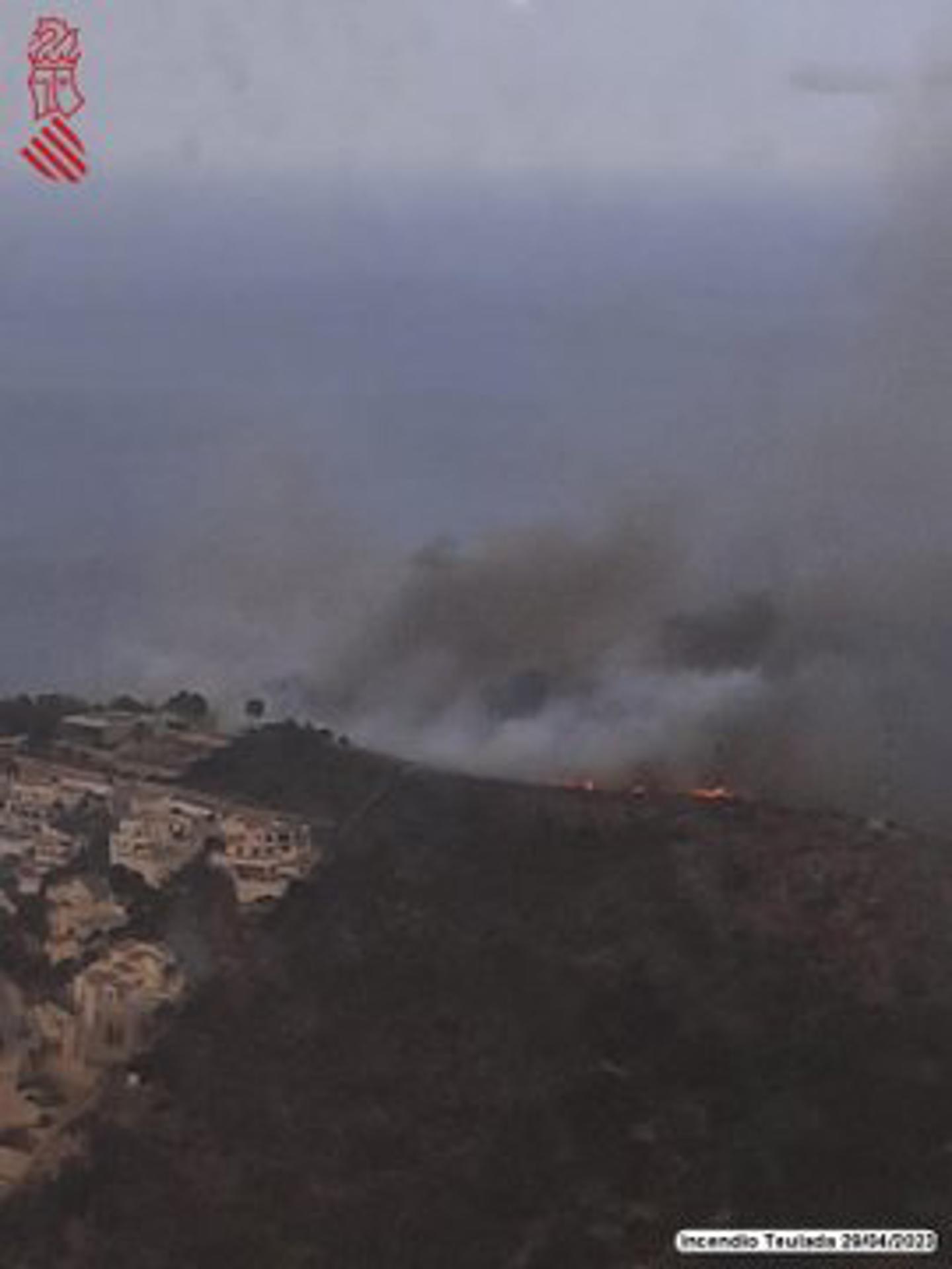 El incendio declarado este sábado en la cala Llebeig de Teulada, en Alicante, donde el humo llevó al desalojo de 120 vecinos, ha quedado estabilizado tras afectar a unas 18 hectáreas, según las primeras estimaciones. Imagen del incendio en la tarde del ayer sábado. EFE/Emergencias Generalitat