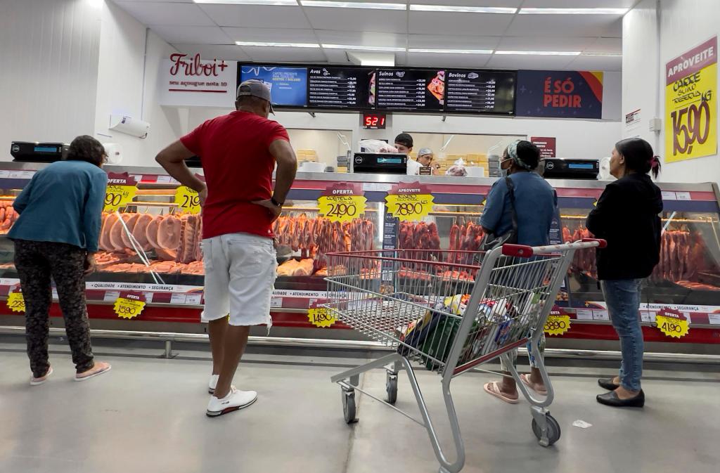 Clientes compran en un mercado, el 11 de abril de 2023, en la ciudad de Sao Paulo (Brasil). América sigue en su lucha contra el tsunami inflacionario. EFE/Sebastião Moreira
