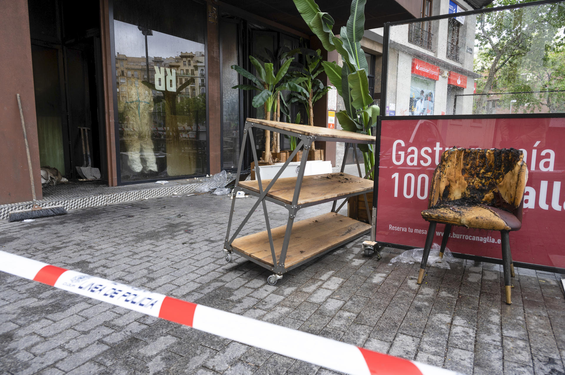 Imagen del exterior del restaurante donde la noche del pasado sábado se produjo un incendio en el que murieron dos personas en la glorieta de Manuel Becerra en Madrid. EFE/ Fernando Villar