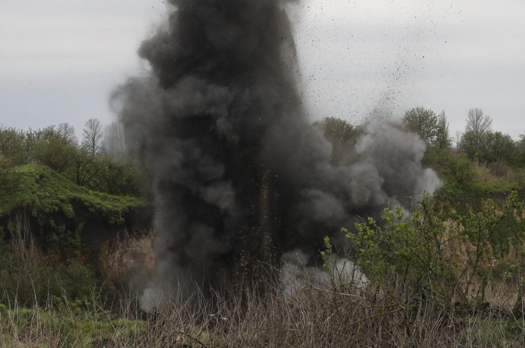 Zapadores ucranianos explotan minas antitanque y otros materiales explosivos encontrados cerca de la localidad de Bucha, en un polígono militar a las afueras de Kiev, Ucrania.