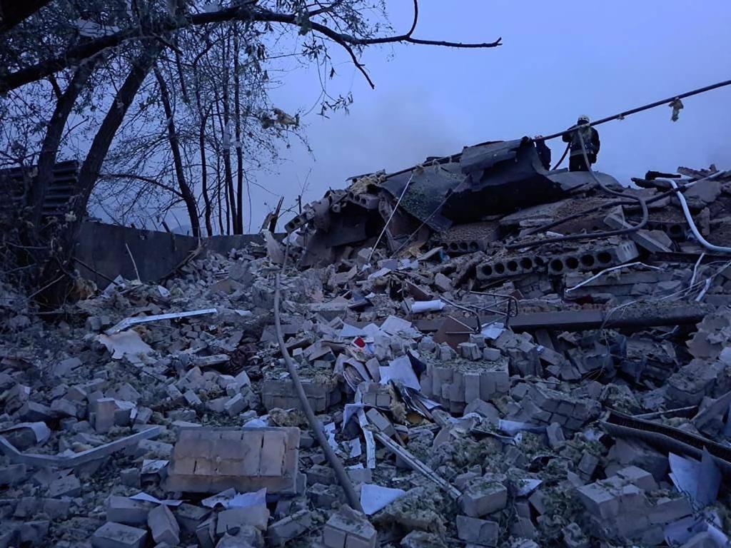 Imagen difundida por la administración regional de Dnipropetrovsk del bombardeo ruso  de un edificio residencial en Dnipro, al sureste de Ucrania, este viernes.