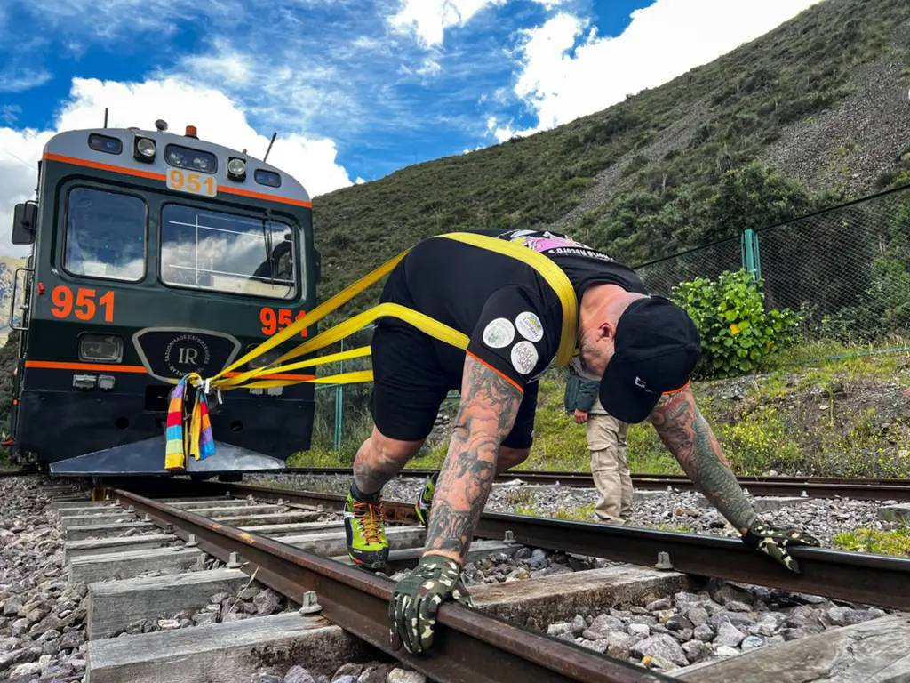 Fotografía cedida por Inca Rail, que muestra el atleta austriaco Franz Mülner, mientras arrastra vagones de tren. EFE/Inca Rail

