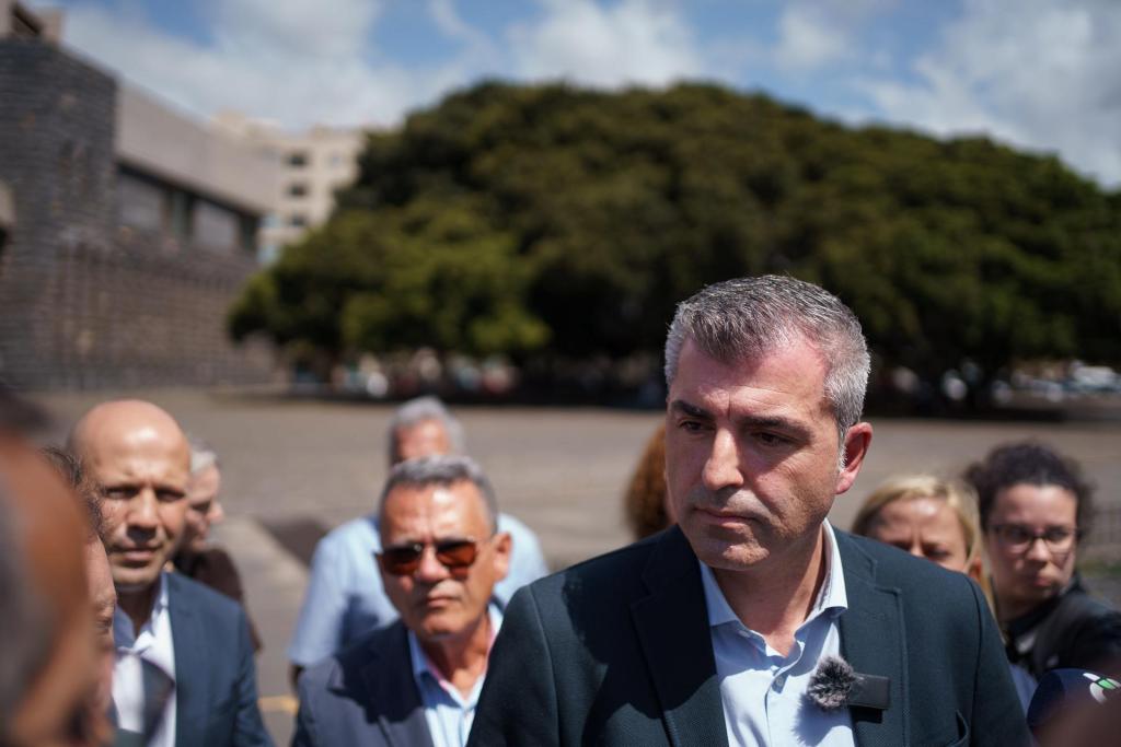 Foto de archivo del candidato del PP a presidente de Canarias, Manuel Domínguez, en la lista autonómica de su formación al Parlamento. EFE/Ramón de la Rocha
