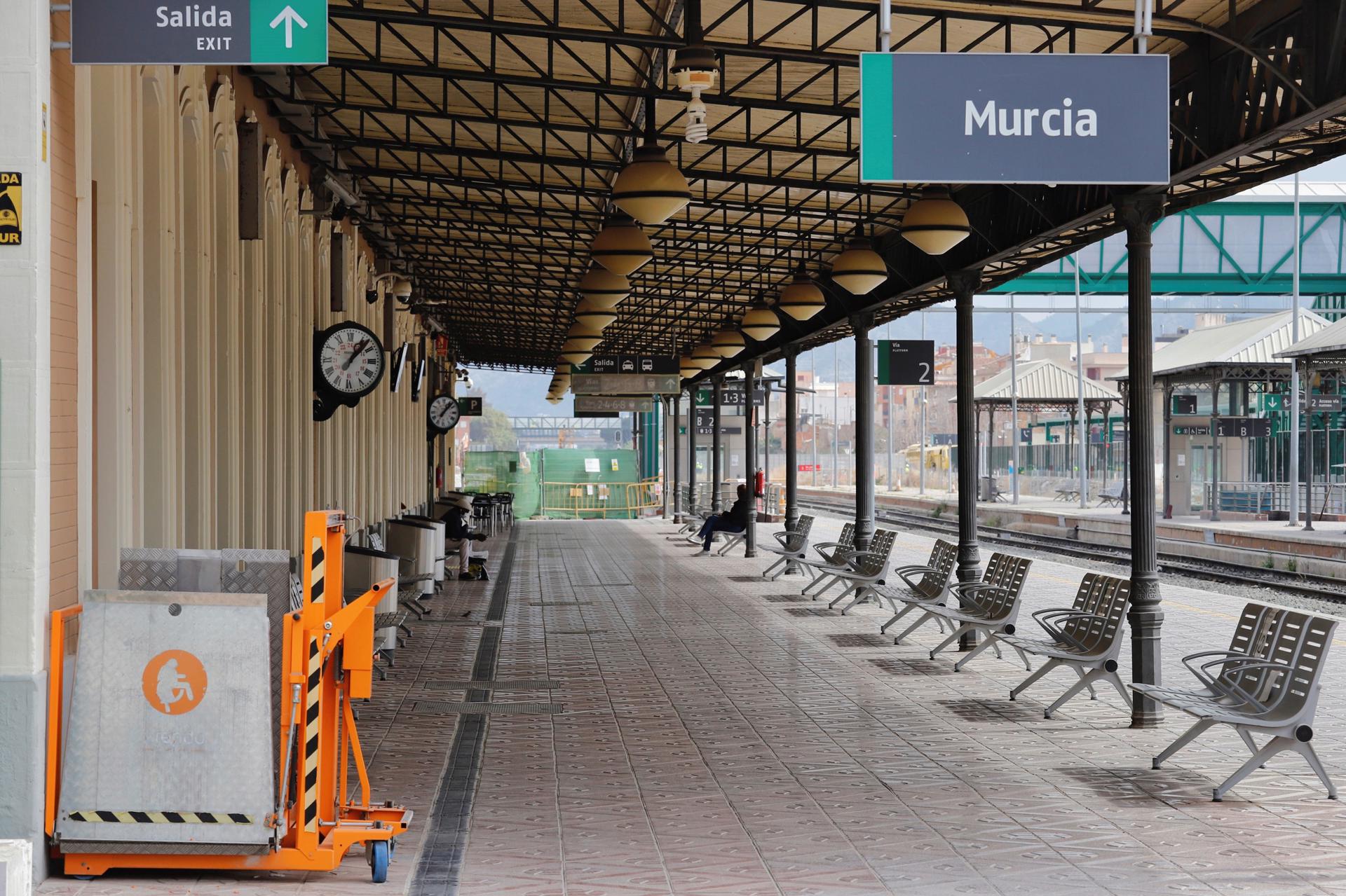 Imagen de archivo de la estación de tren de Murcia. EFE/Juan Carlos Caval