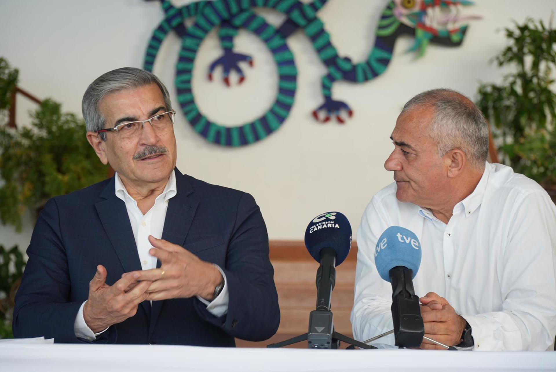 Foto de los presidentes de Nueva Canarias, Román Rodríguez, y Agrupación Herreña Independiente, Javier Armas, durante la rúbrica del acuerdo en El Hierro, facilitada por NC. EFE