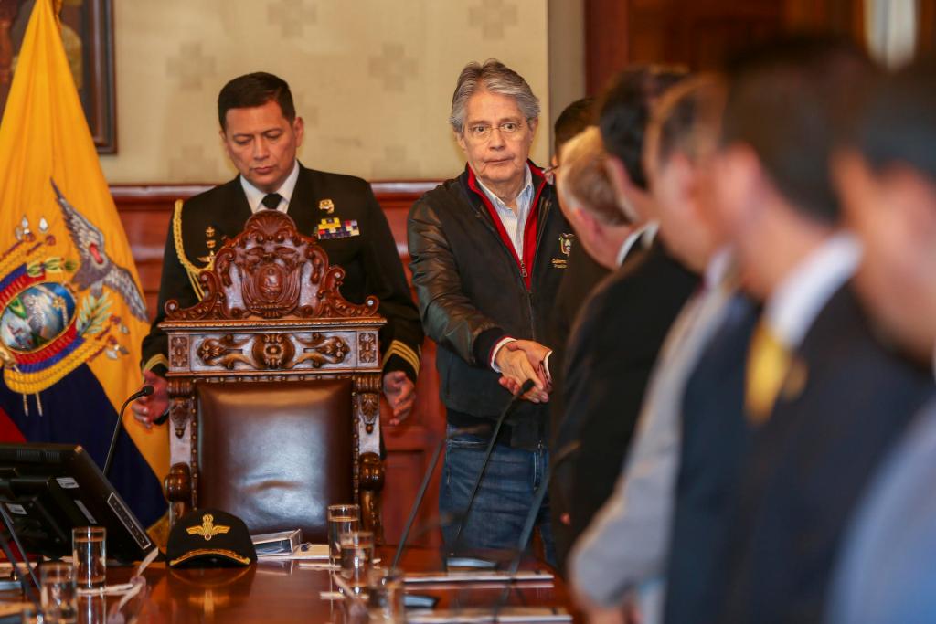 El presidente ecuatoriano Guillermo Lasso (c),lidera el Consejo de Seguridad Pública y del Estado (Cosepe), en el Palacio de Carondelet en Quito (Ecuador), este 27 de abril de 2023. EFE/José Jácome
