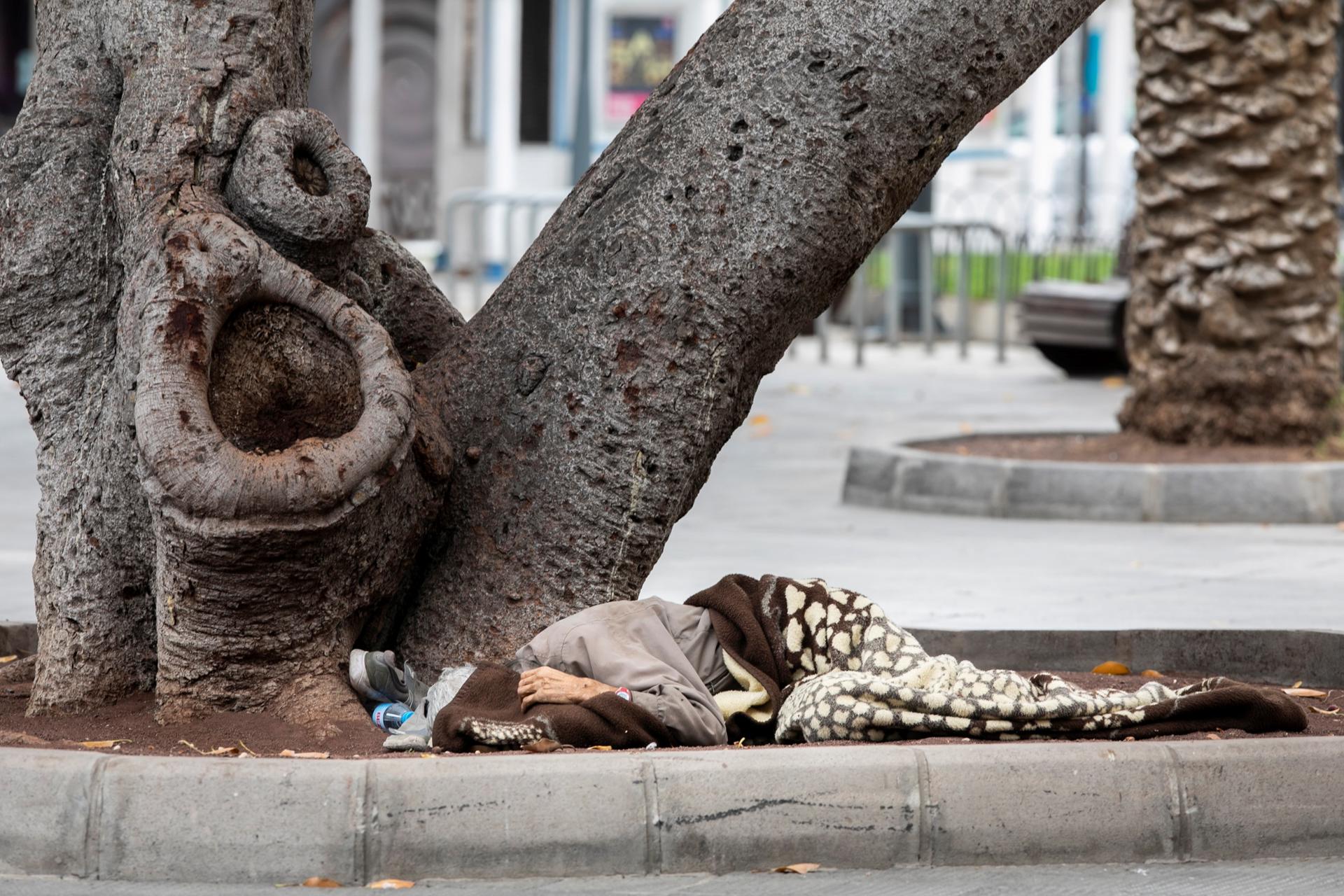 Foto de archivo de una persona durmiendo en el parque de San Telmo, en Las Palmas de Gran Canaria. EFE/ Quique Curbelo