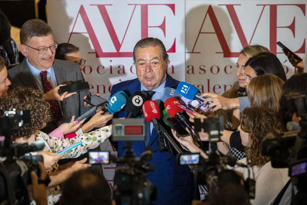 El presidente de la Asociación Valenciana de Empresarios (AVE), Vicente Boluda, durante las declaraciones que ha realizado momentos antes del primero de los encuentros con los candidatos (Ximo Puig) a las elecciones autonómicas. EFE/Biel Aliño
